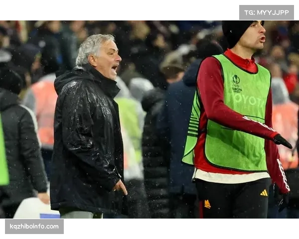 镜头:穆里尼奥在罗马看台上面无表情注视球队失球